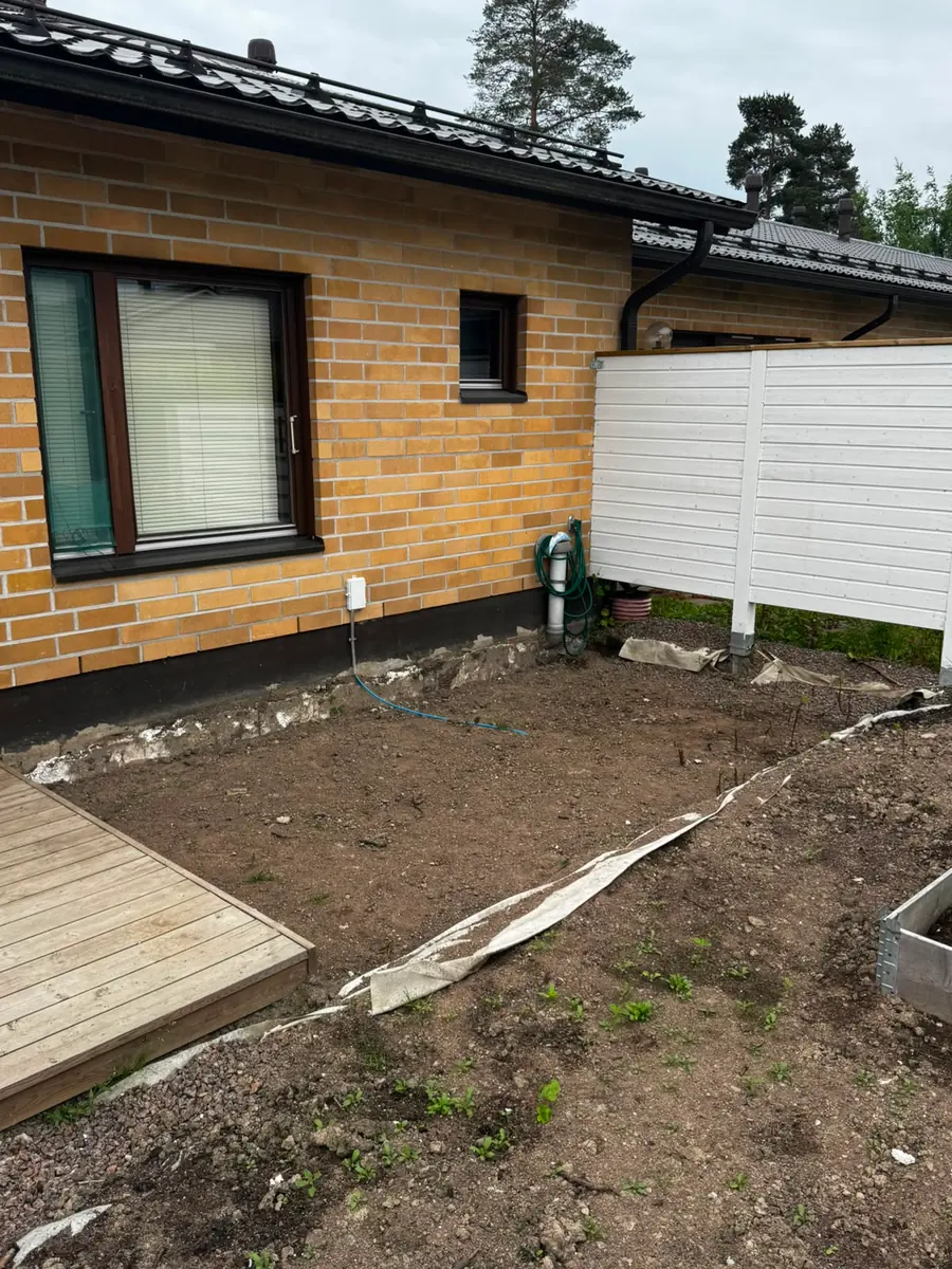 Piha ennen terassin rakentamista, paljas maapohja talon vierellä