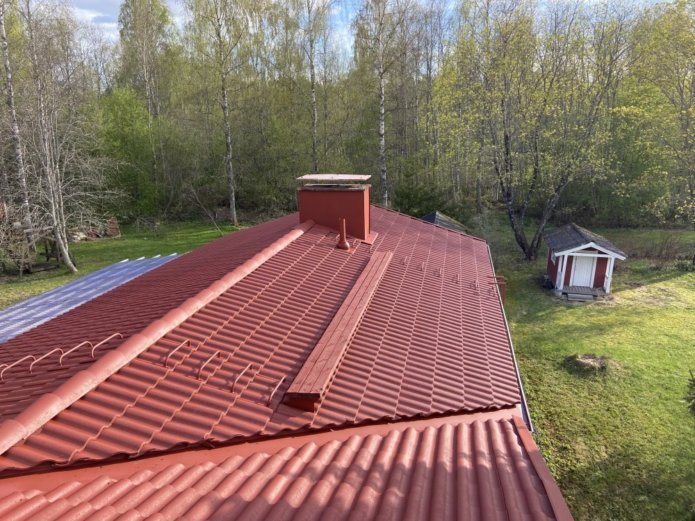 NextBuildin pinnoittama ja maalattu vesikatto