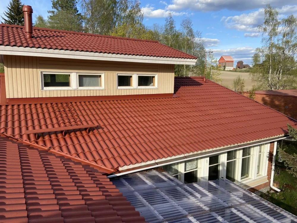 Pinnoitettu ja maalattu tiilikatto
