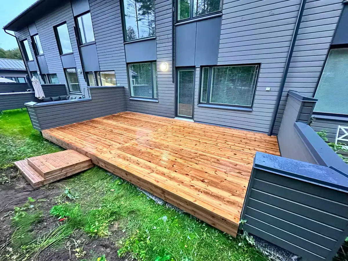 NextBuildin rakentama uusi puuterassi rivitalon pihassa, edessä matalat portaat